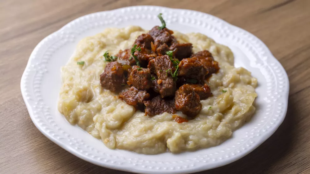 Turkish Food Hunkar Begendi made with Eggplant and Meat. / Foto: Esin Deniz