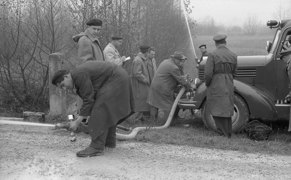 Ko je zagorelo, so stopili skupaj in gasili z vedri: zgodbe slovenskega gasilstva
