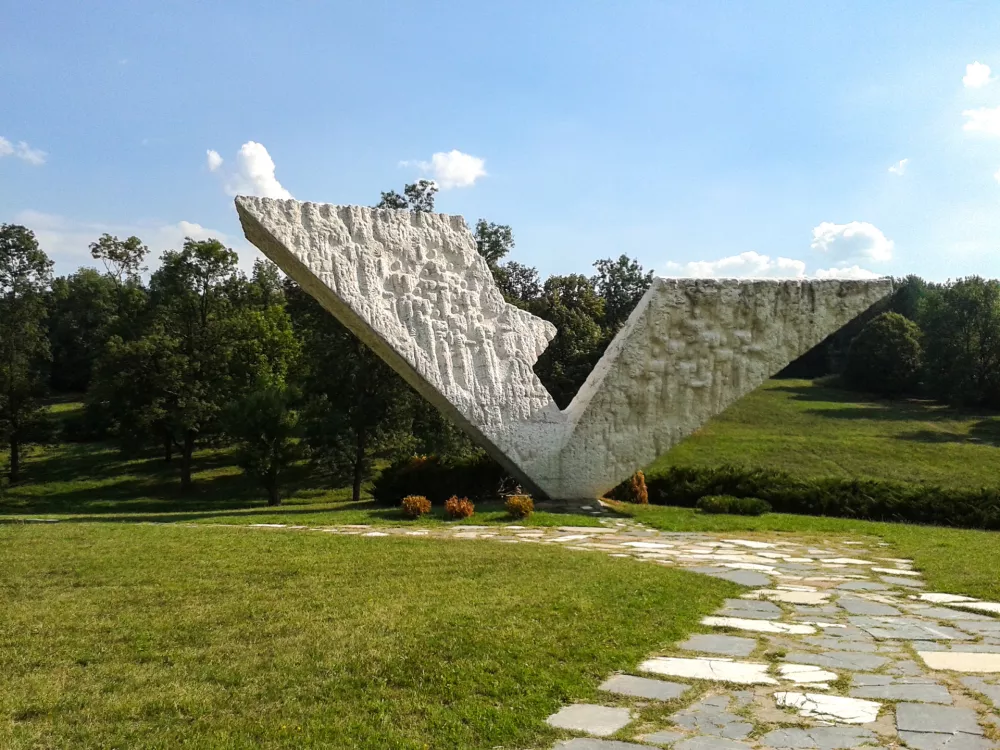 Spomenik Prekinjeni let v spominskem parku Kragujevački oktobar / Foto: Wikipedija
