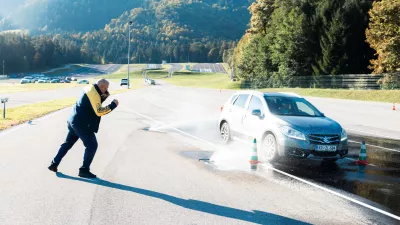 Najbolj zanimivo je za večino spoznavanje z obna&scaron;anjem avtomobila na spolzki podlagi. / Foto: Zavarovalnica Triglav
