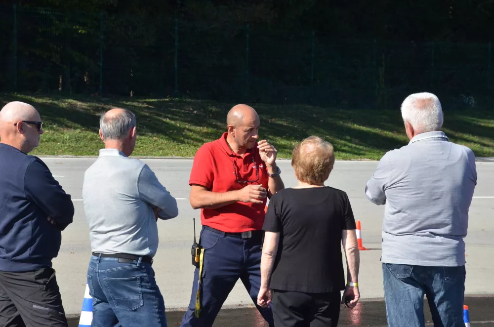 Preden so se preizkusili na poligonu, so sledila natančna navodila učitelja varne vožnje. / Foto: Matjaž Terzič