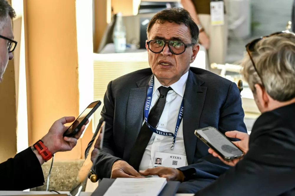 &raquo;Po lanskem &scaron;oku zaradi carin ameri&scaron;kega predsednika je pri&scaron;la letos &scaron;e iranska vojna, ki je povzročila največji energetski &scaron;ok od naftne krize v 70-ih letih. Vendar pa je bila svetovna rast po podatkih IMF leta 2025 tako visoka kot leta 2024 (3,5-odstotna), svetovna inflacija pa je bila lani nižja kot predlani. Čeprav naj bi se svetovna rast letos upočasnila na 3 odstotke, naj bi si leta 2027 opomogla, inflacija pa po leto&scaron;njem porastu spet vrnila na lansko raven,&laquo;&nbsp;ugotavlja običajno bolj črnogledi ekonomist Nouriel Roubini. / Foto: Profimedia