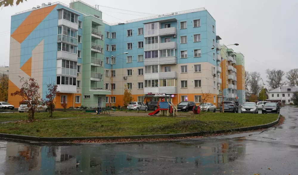 Cars stand in the courtyard of a residential building in the town of Shelekhov in the Irkutsk region, Russia, October 6, 2026. REUTERS/Stringer / Foto: Stringer