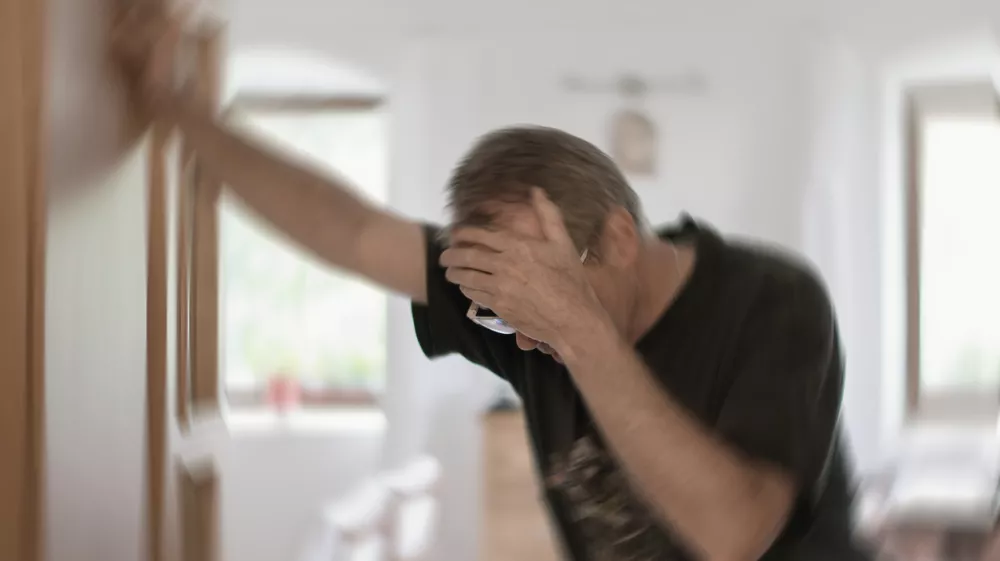 Man suffering from vertigo or dizziness or other health problem of brain or inner ear. / Foto: Tunatura
