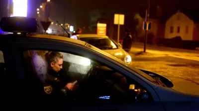 - policistka - preverjanje dokumentov - javna uprava - kazenska politika- 19.01.2015 - Ttržaška cesta pri Dolgem mostu - Policija - nadzor prometa - policijska prometna patrulja - poostrena kontrola cestnega prometa v nočnih urah - //FOTO: Bojan Velikonja