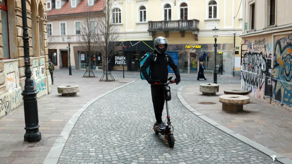 Do žrtve na e-skiroju, torbico iztrgajo in izginejo: nov modus operandi uličnih tatov