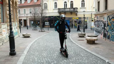 Do žrtve na e-skiroju, torbico iztrgajo in izginejo: nov modus operandi uličnih tatov