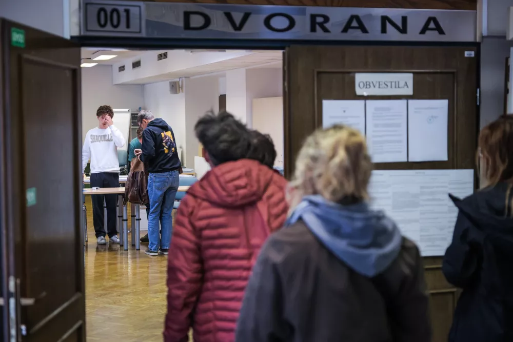 Ljubljana, prostori MOL.Predcasno glasovanje za zakonodajni referendum o noveli zakona o parlamentarni preiskavi ter tri posvetovalne referendume - o ukinitvi obveznega placevanja prispevka za Radiotelevizijo Slovenija, o pogojevanju pravice do denarne socialne pomoci z aktivnim vkljucevanjem delovno sposobnih upravicencev v druzbenokoristna dela ter o volilni pravici na lokalnih volitvah. 
