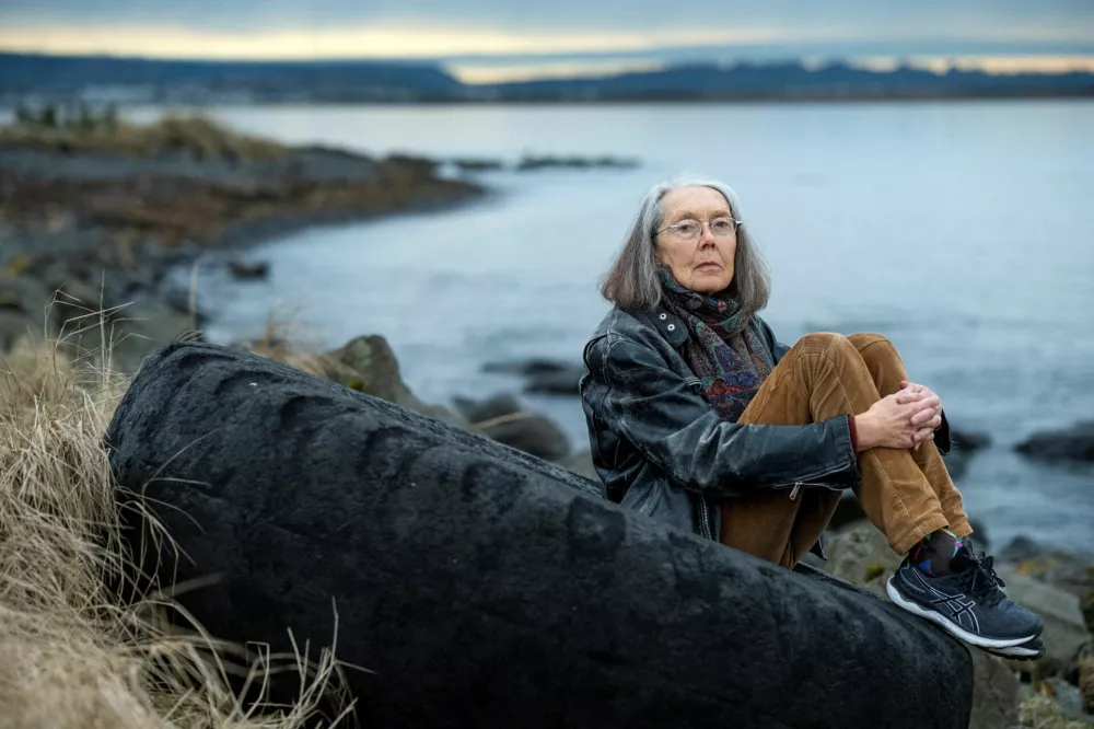 Anne Carson, winner of the Nobel Prize for Literature in 2026, sits outside her home at Aegissioa in Reykjavik, Iceland, October 26, 2023. REUTERS/Golli/Kjartan Thorbjoernsson   TPX IMAGES OF THE DAY