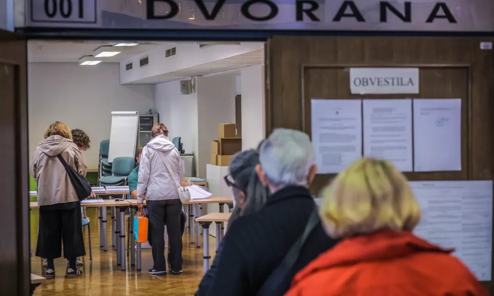 Ljubljana, prostori MOL.Predcasno glasovanje za zakonodajni referendum o noveli zakona o parlamentarni preiskavi ter tri posvetovalne referendume - o ukinitvi obveznega placevanja prispevka za Radiotelevizijo Slovenija, o pogojevanju pravice do denarne socialne pomoci z aktivnim vkljucevanjem delovno sposobnih upravicencev v druzbenokoristna dela ter o volilni pravici na lokalnih volitvah. 
