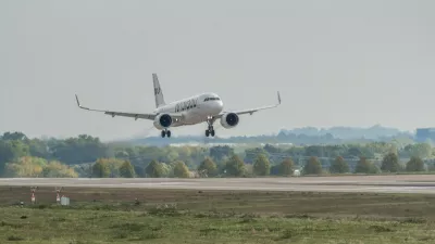 Ein Airbus A319 der estnischen Ferienfluggesellschaft Marabu Airlines mit dem Kennzeichen ES-MBH rollt am Flughafen Leipzig/Halle über das Vorfeld. Marabu wurde Ende 2022 in Tallinn gegründet und nahm im Frühjahr 2023 den Flugbetrieb auf. Hinter der jungen Airline steht die Investmentgesellschaft Attestor, die zugleich Mehrheitseigentümer von Condor ist. Seit 2023 arbeiten Marabu und Condor eng zusammen: Marabu-Flüge können über Condor gebucht werden und sind teilweise als Condor-Codeshare-Verbindungen in das Angebot des Ferienfliegers integriert. Von Deutschland aus bedient Marabu vor allem touristische Ziele rund um das Mittelmeer, in Portugal, auf den Kanaren und in Ägypte Marabu Airlines Leipzig *** An Airbus A319 operated by th,Image: 1141488063, License: Rights-managed, Restrictions: imago is entitled to issue a simple usage license at the time of provision. Personality and trademark rights as well as copyright laws regarding art-works shown must be observed. Commercial use at your own risk., Model Release: no 