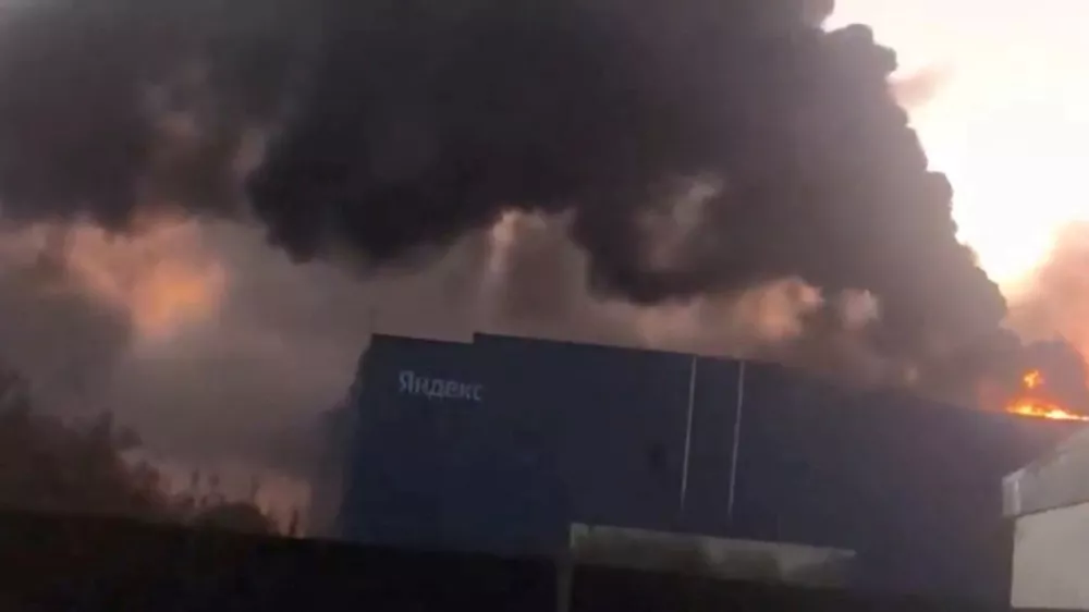 FILE PHOTO: Smoke billows from Yandex's Sasovo hub, one of the company's five large data centres, after a fire following a drone strike forced the suspension of operations at the site, which hosts tens of thousands of servers, Sasovo, Russia, in this screengrab obtained from a social media video on Otober 8, 2026. SOCIAL MEDIA/via REUTERS. THIS IMAGE HAS BEEN SUPPLIED BY A THIRD PARTY. MANDATORY CREDIT. NO RESALES. NO ARCHIVES. Verification lines: Petrol station, data centre building and road layout matched satellite and archive imagery Coordinates: 54.3729250068205, 41.934405711751126 Date verified by statement from Yandex saying that drones hit one of its major data centers in Russia's Ryazan region on October 8 NASA FIRMS detected thermal activity at the location on October 8, where there is not typically./File Photo