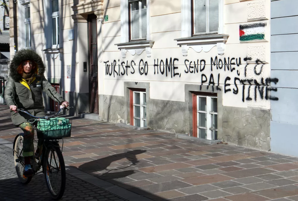 &raquo;Niti teden ni minil, pa se je na fasadi že pojavil napis&laquo;: Za prenovo plačal 15 tisočakov, zdaj nemočen opazuje grafite