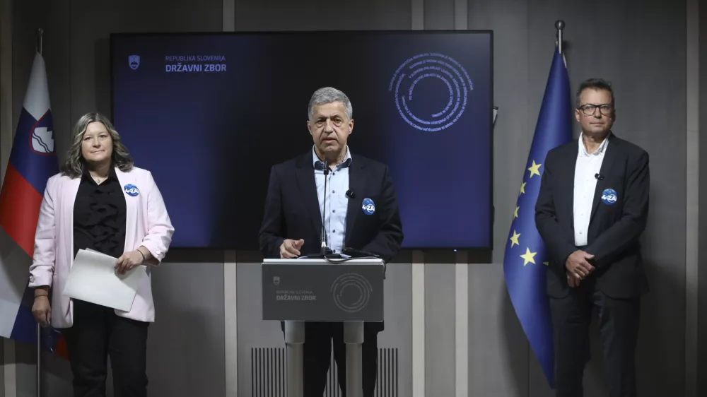 mag.ElenaZavadlav U&scaron;aj, Janez Žakelj Zvonko Černač9.10.2026 - novinarska konferenca koalicijskih strank ob vložitvi predlogov za posvetovalne referendume. referendum Foto: Luka Cjuha