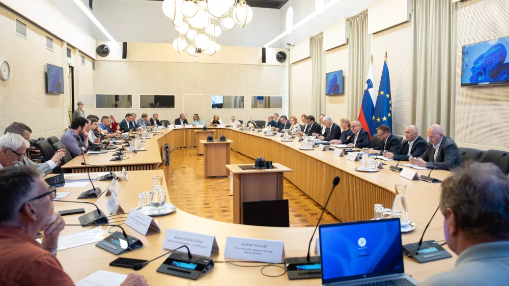 Ljubljana.Prva seja Ekonomsko-socialnega sveta (ESS) v mandatu trenutne vlade pod vodstvom Janeza Janse, na kateri bodo predstavili delo vlade in vladnih resorjev clanov ESS ter pricakovanja socialnih partnerjev v mandatu 2026-2030.