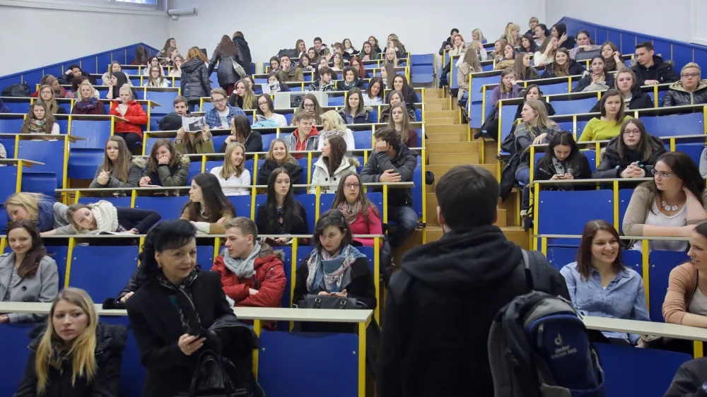 - predavalnica FF - Filozofska fakulteta UL, A&scaron;kerčeva cesta 2 v Ljubljani -  - Informativni dnevi 2015 - informativni dan na fakultetah in srednjih &scaron;olah za bodoče &scaron;tudente in dijake - izobraževanje - &scaron;olstvo - &scaron;tudij - dijaki - &scaron;tudenti - //FOTO: Jaka Gasar