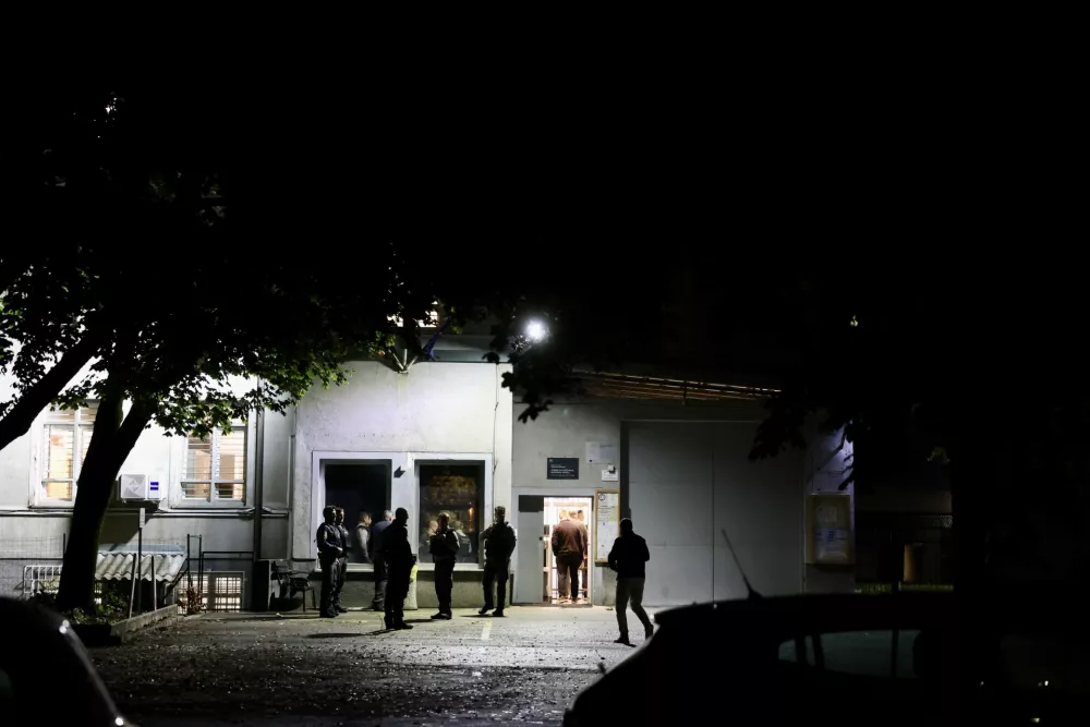Pov&scaron;etova že sameva: Specialci so bili na ulicah, zaporniki pa na poti v novi zapor