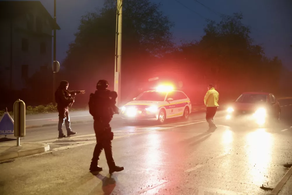Pov&scaron;etova že sameva: Specialci so bili na ulicah, zaporniki pa na poti v novi zapor