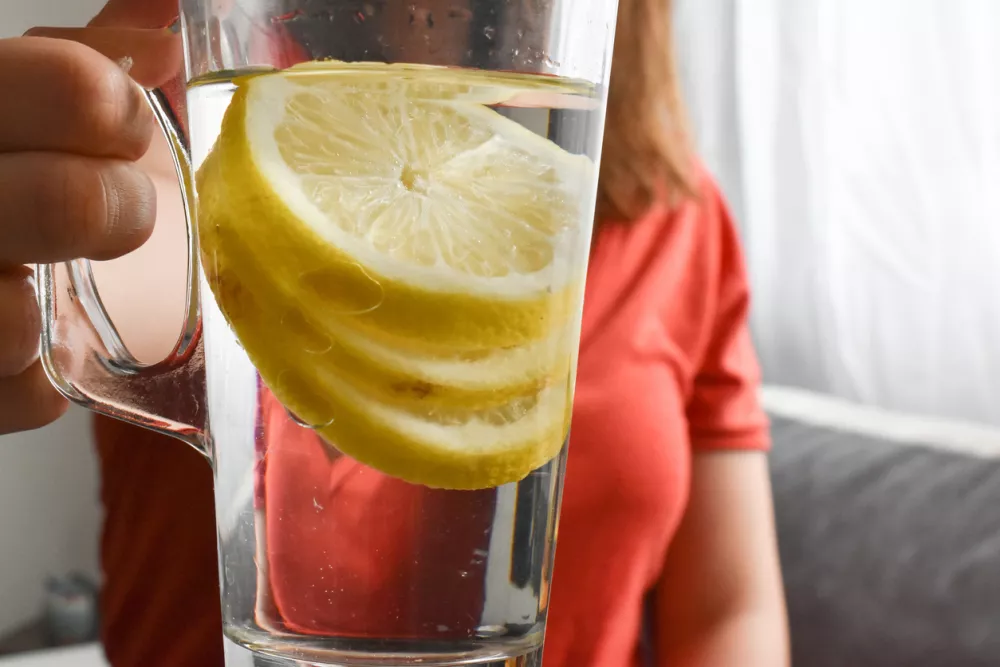Water with lemons