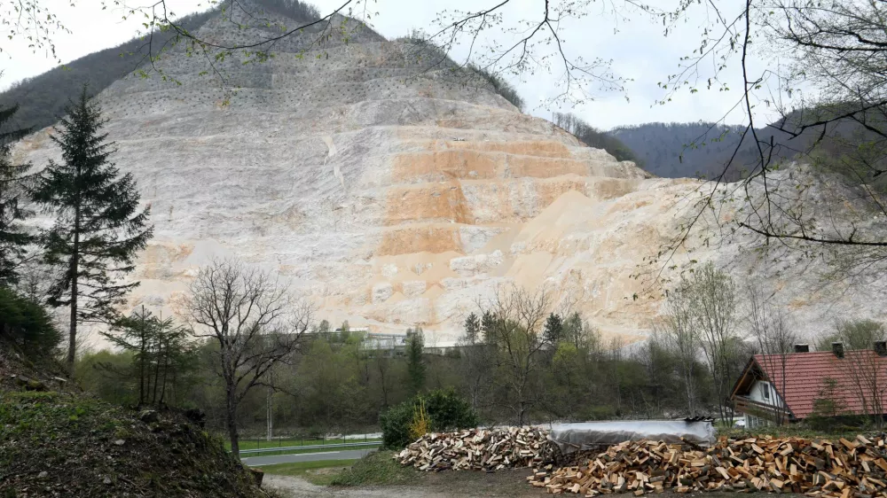 21.04.2023 - Kamnolom Stahovica, kjer podjetje Calcit izkori&scaron;ča beli kalcit in sivi apnenec, mineralne surovine - Foto: Tomaž Skale