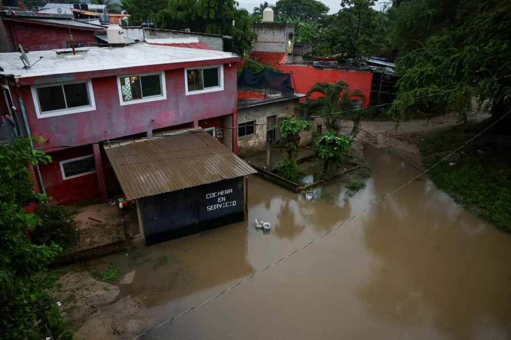 Floodwaters surround homes as Hurricane Simon approaches Mexico's Pacific coast in Costalegre, Jalisco state, Mexico, October 11, 2026. REUTERS/Daniel Becerril