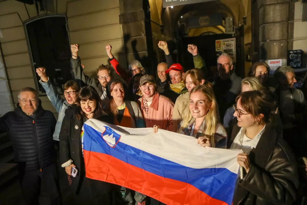 11.10.2026 - referendum 4x za 4x proti 11 oktober - zakonodajni in 3 x posvetovalni referendum - ekipa In&scaron;tituta 8. marec skupaj s civilno družbo rezultate referenduma spremljala v PritličjuFoto: Luka Cjuha