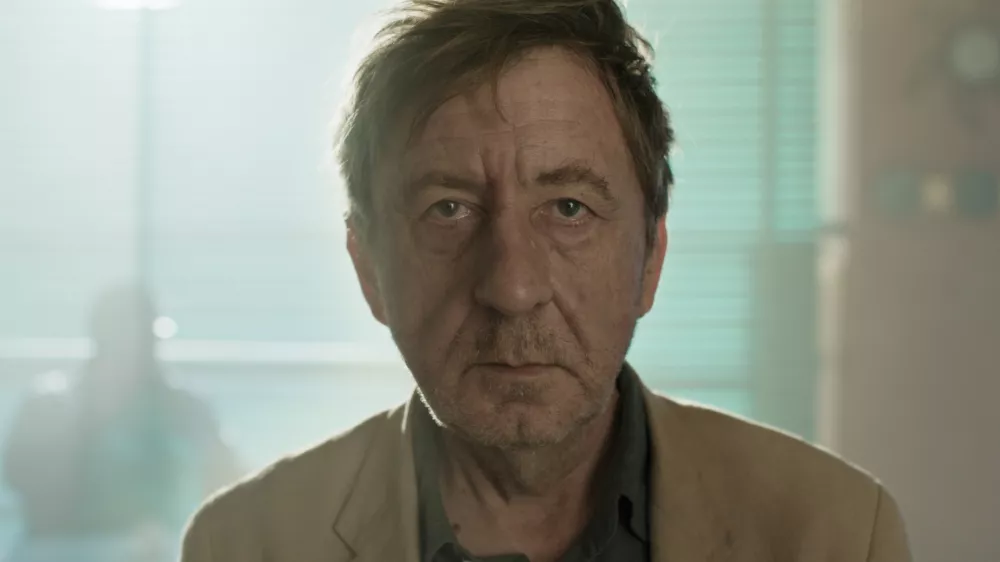 V filmu Hotel Alkohol Jana Cvitkoviča je osrednji protagonist alkoholik Bako (Gregor Baković) se odloči za zdravljenje v psihiatrični bolni&scaron;nici. Tam spozna narkomanko Medeo (Medea Novak) in dobrodu&scaron;nega psihiatričnega pacienta in ljubitelja &scaron;aha Draga (Drago Milinović). F arhiv FSF