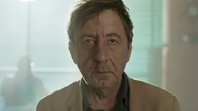 V filmu Hotel Alkohol Jana Cvitkoviča je osrednji protagonist alkoholik Bako (Gregor Baković) se odloči za zdravljenje v psihiatrični bolni&scaron;nici. Tam spozna narkomanko Medeo (Medea Novak) in dobrodu&scaron;nega psihiatričnega pacienta in ljubitelja &scaron;aha Draga (Drago Milinović). F arhiv FSF
