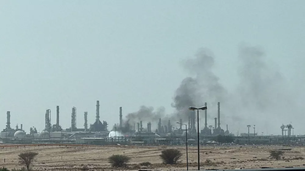 FILE PHOTO: Smoke rises from a fire at the Aramco refinery south of Riyadh, Saudi Arabia, October 3, 2026. Picture taken with a mobile phone. REUTERS/Stringer/File Photo