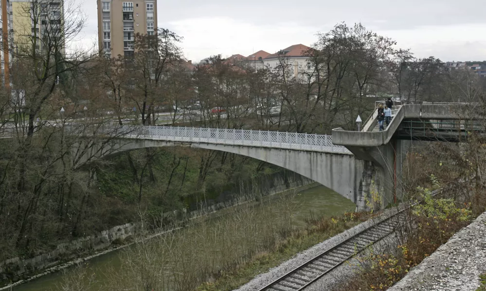 - Gruberjev prekop - betonska brv na Streli&scaron;ki ulici čez Ljubljanico - povezuje Ro&scaron;ka - Hradeckega ulica, //FOTO: Matej Pov&scaron;eOPOMBA: ZA OBJAVO V ČASOPISU DNEVNIK