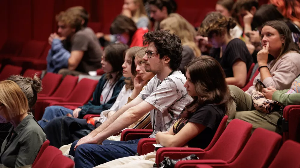Tako kot že nekaj let je na filmskem festivalu veliko mladih. F Matjaž Ru&scaron;t