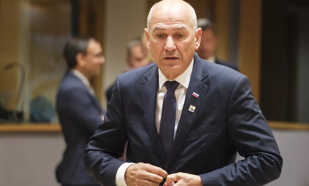 Belgija, Bruselj.Dvodnevni vrh EU na temo dolgorocnega proracuna EU in odziva unije na visoke cene energentov.Predsednik vlade Janez Jansa.