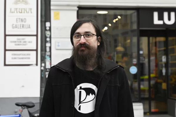mestni svetnik Jasmin Feratović (Piratska stranka) - 27.02.2023 &ndash; Piratska stranka Slovenije - protestna akcija pred Mestno hi&scaron;o Mestne občine Ljubljana - naziv akcije "Protestna čajanka proti uničevanju ljubljanskega zdravstva". Protest Pirati -//FOTO: Nik Erik Neubauer