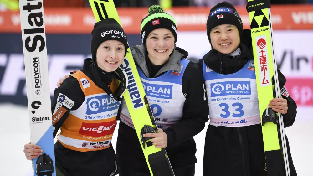 za pasico - From left, Slovenia's Nika Prevc, winner Silje Opseth from Norway and Japan's Yuki Ito celebrates after the second jump in the women's large hill competition at the Ski Jumping World Cup in Willingen, Germany, Sunday, Feb. 4, 2024. (Swen Pfoertner/dpa via AP)