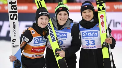 za pasico - From left, Slovenia's Nika Prevc, winner Silje Opseth from Norway and Japan's Yuki Ito celebrates after the second jump in the women's large hill competition at the Ski Jumping World Cup in Willingen, Germany, Sunday, Feb. 4, 2024. (Swen Pfoertner/dpa via AP)