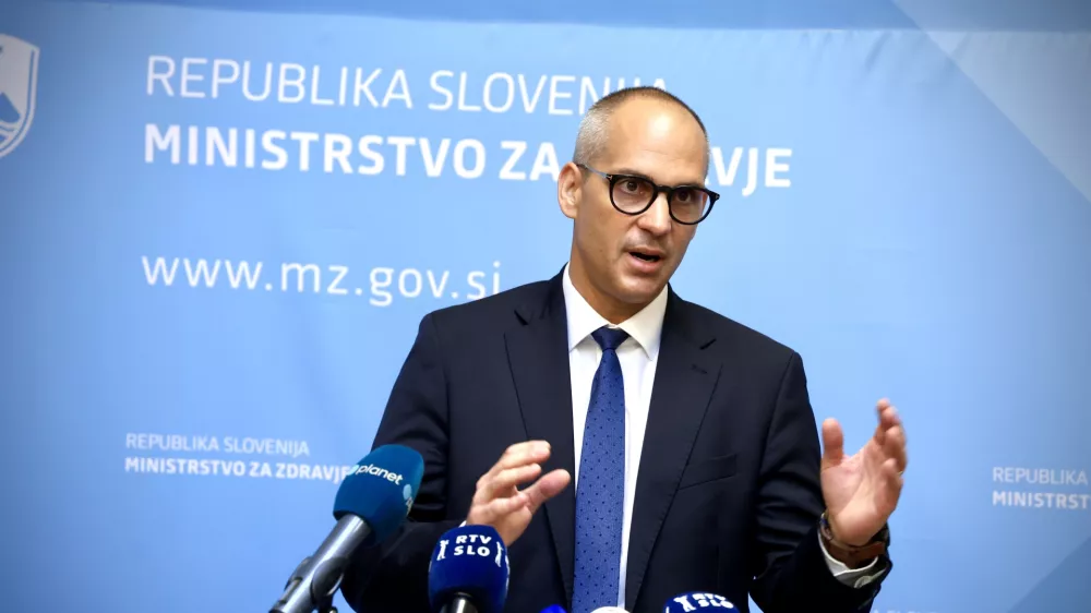 Ljubljana, ministrstvo za zdravje.Novinarska konferenca ministra za zdravje Tadeja Ostrca, na kateri je spregovoril o osnutku zakona o skladu RS za napredno zdravljenje redkih bolezni otrok ter uredbi o spremembah in dopolnitvah uredbe o programih storitev obveznega zdravstvenega zavarovanja, zmogljivostih, potrebnih za njegovo izvajanje, in obsegu sredstev za leto 2026.