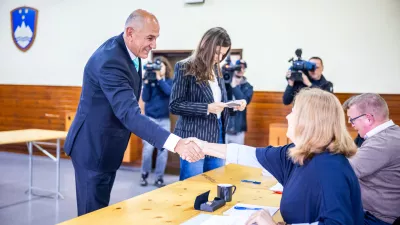 Sentilj, Dom krajanov Sentilj.Glasovanje na stirih referendumih.Predsednik vlade in predsednik SDS Janez Jansa s soprogo Ursko Bacovnik Jansa na voliscu v Domu krajanov Sentilj.