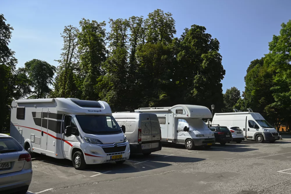 - parkiri&scaron;če Tivoli II - postajali&scaron;če za avtodome PZA- 09.08.2022 - Prenočevanje avtodomarjev v Ljubljani &ndash; postajali&scaron;če za avtodome (PZA) - avtodom - turisti - //FOTO: Nik Erik Neubauer