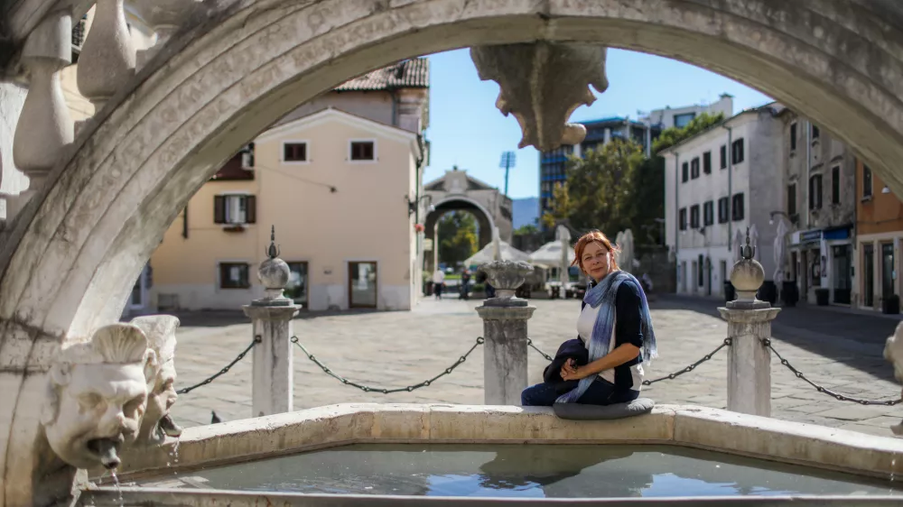 - 14.10.2026. - Katja Gle&scaron;čič, novinarka časopisa Dnevnik, Koper, Trg Muda.//FOTO: Bojan Velikonja / Foto: Bojan Velikonja
