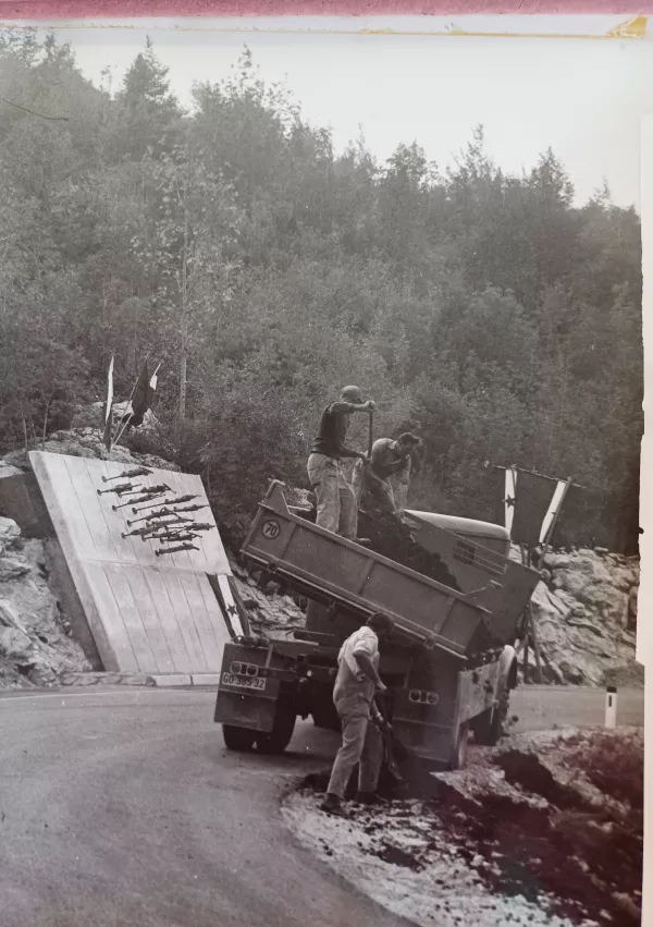 Knjiga Cesta, ki je postala spomenik, nesreča v Grgarskih Ravnah leta 1972, ko je 13 vojakov JLA ob eksploziji v nekdanji &scaron;oli izgubilo življenje / Foto: Hrani Pokrajinski Arhiv V Novi Gorici
