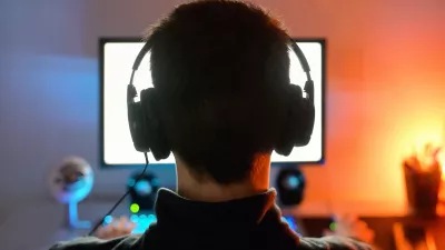 Young Man Playing A Video Game shoot from Behind / Foto: Jordachelr Getty Images
