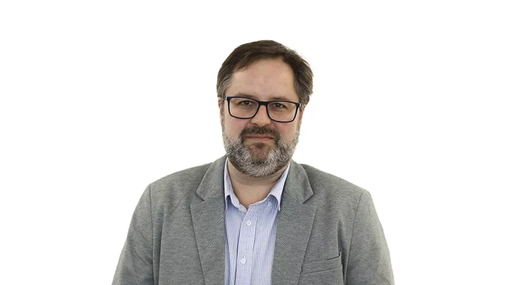 Ale&scaron; GaubeZA ONLINE - Redakcija Dnevnik 2024 - portreti za komentarje in kolumne - kolumnisti - komentatorji &ndash; novinarji - portret //FOTO: Luka Cjuha