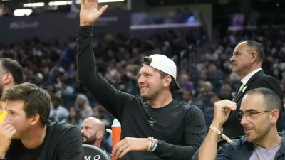 Los Angeles Lakers guard Luka Doncic, middle, gestures from the bench during the first half of an NBA preseason basketball game against the Golden State Warriors, Tuesday, Oct. 6, 2026, in San Francisco. (AP Photo/Jeff Chiu) / Foto: Jeff Chiu