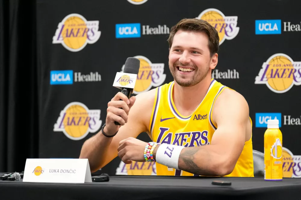 Los Angeles Lakers guard Luka Doncic gestures as he speaks to the media during media day Monday, Sept. 28, 2026, in El Segundo, Calif. (AP Photo/Mark J. Terrill) / Foto: Mark J. Terrill