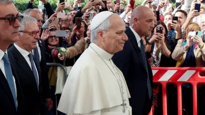 Pope Leo arrives at Gemelli Hospital ahead of the pontiff's surgery to remove a lung nodule, in Rome, Italy, October 13, 2026. REUTERS/Ciro de Luca   TPX IMAGES OF THE DAY / Foto: Ciro De Luca