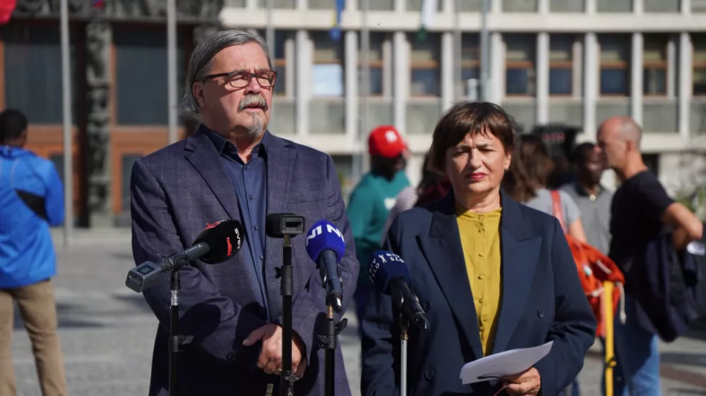 Ljubljana, Trg republike.Izjava poslancev Levice Natase Sukic in Vladimirja Sege glede dogajanja na skupni seji odborov DZ za gospodarstvo, delo in sport ter za notranje zadeve in javno upravo.