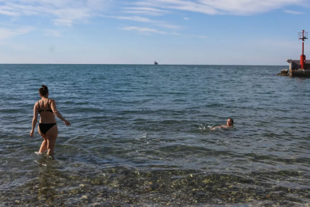 14.10.2026. kopanje v kopru sredi oktobra. Voda naj bi imela 22 stopinj. Koper mestna plaža.