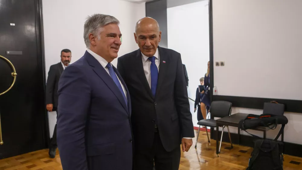 Janez Jan&scaron;a in Marko LotričStrate&scaron;ki svet za gospodarstvo23.7.2026 - konstitutivna seja strate&scaron;kega sveta za gospodarstvo, ki se je bo udeležil tudi predsednik vlade Janez Jan&scaron;a (pred začetkom izjava za medije Jan&scaron;e ter predsednika strate&scaron;kega sveta Marko LotričFoto: Luka Cjuha