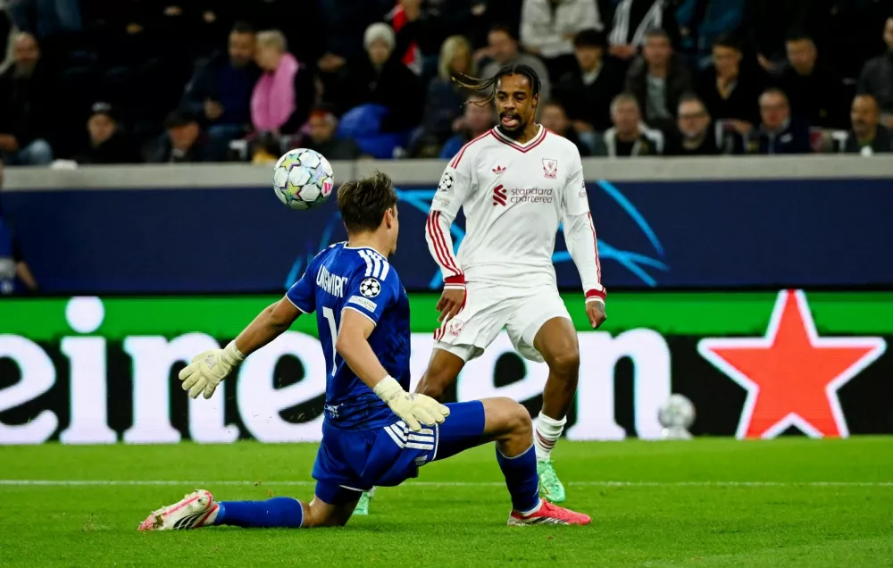 Soccer Football - UEFA Champions League - LASK v Liverpool - Raiffeisen Arena, Linz, Austria - October 14, 2026 Liverpool's Bradley Barcola in action with LASK's Lukas Jungwirth as he shoots at goal REUTERS/Elisabeth Mandl