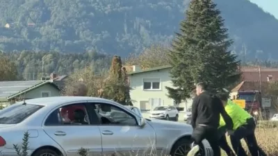 Nenavaden prizor avtomobila, ujetega na tirih.